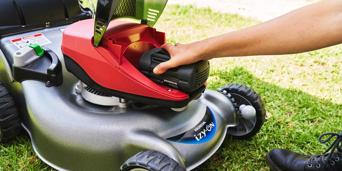 Battery-powered electric lawn mower